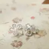 ¡Versátil! Pendientes de Flor de Plata y Perla Estilo Coreano para Mujer, Nuevo Modelo 2026, Pendientes de Alta Gama, Elegantes Clips para Orejas, Accesorios para Orejas