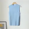 Elegante chaleco de punto sin mangas con cuello semi-alto para mujer, hecho de lana merino fina, color liso, adecuado para usar en capas debajo de un traje o como un top exterior ajustado.