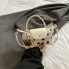 Bolso pequeño de ante para mujer, nuevo diseño 2026, estilo de nicho, bolso de mano tipo empanada, de alta gama y versátil, bolso de hombro o bolso cruzado