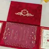Invitación de boda de doble puerta de terciopelo burdeos con estampado dorado, invitación de boda con insignia de corona estilo europeo de acrílico dorado espejo