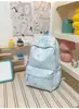 Mochila pequeña, simple, de color sólido con bordado de letras texturizado, diseñada para estudiantes mujeres, adecuada para la escuela y el uso diario, ligera y reduce la carga en los hombros