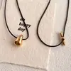 Colar Minimalista Cool com Pingente Metálico Gota d'Água e Cordão de Couro, Luxo Leve, High-End, Personalizado, Corrente Longa Ajustável para Suéter