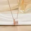 Nuevo Collar Hueso de Serpiente Blanco y Negro de Acero de Titanio con Madreperla, Diamantes y Cadena de Clavícula Simple de Alto Grado Resistente al Aceite y Anti-Desvanecimiento Chapado en Oro de 18 Quilates Venta al por Mayor