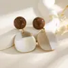 Brincos de Tarraxa de Resina Color Block Estilo Maillard Brincos Emendados Retro Marrom e Branco Estilo Simples e Suave Brinco de Sensação de Luxo Outono e Inverno