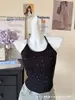 Camisola de moda para chica con pedrería y copas incorporadas, diseño de tirantes cruzados integrados, adecuada tanto para llevar sola como debajo de otra prenda, espalda hermosa