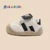 Nuevos estilos de primavera y otoño de zapatillas para niños, zapatos para caminar de bebé, zapatos cómodos y ligeros con cierre de velcro, zapatillas deportivas para niños, zapatos para niñas