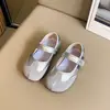 Sapatos Mary Jane de Couro para Meninas 2026 Nova Coleção Primavera Sola Macia Sapatilhas Infantis Estilo Ballet Sapatos de Princesa da Moda para Meninas