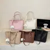 Bolsa tote feminina nova e moderna, superfície macia, bolsa grande simples para trabalho e deslocamento, bolsa de ombro feminina de grande capacidade