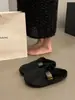 Pantuflas de algodón, nuevas de otoño e invierno, forradas de felpa, de suela gruesa, peludas, para mujer, adecuadas para usar en exteriores, modelo 2026, punta cerrada, negras