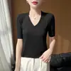 Outono 2026 Novo Tricô Gola V Manga Curta Camiseta Feminina Cor Sólida Pulôver Camada Base Manga Meia Manga Top Feminino