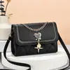 Bolsa Transversal Simples de Cor Contrastante com Corrente, Bolsa de Coração Bordada com Mickey para Mulheres, Novo Modelo 2026, Bolsa de Ombro de Luxo Leve de Alta Qualidade