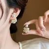 Brincos de pérolas de flor de agulha de prata Novo nicho Estilo coreano Design leve Luxo High-end Ear Studs Elegante All-match Ear Jewelry