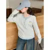 Top de dos piezas falso versátil, moderno y elegante, para niñas. Nuevo suéter de bloques de color otoño con cuello en V para niños mayores.