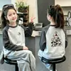 Camiseta Estilosa de Pelúcia com Manga Raglan Longa para Meninas Novo Estilo Outono/Inverno Camada Base para Meninas Pequenas Top com Gola Redonda para Crianças de Tamanho Médio e Grande