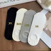 Venta al por mayor de fábrica Calcetines invisibles para mujer Verano Huecos Estilo Puro Deseo Calcetines finos Invisibles Bajos Transpirables Absorbentes de sudor Serie de colores sólidos Calcetines invisibles