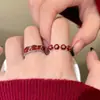 Anillo Abierto de Zircón Borgoña para Mujer Diseño Retro de Nicho Anillo para Dedo Índice Lujo Accesible Gama Alta Anillo Apilable Otoño e Invierno