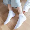 Algodón Antibacteriano con Lazo en la Cintura Deportivos de Longitud Media Color Sólido Negro y Blanco Absorbentes de Sudor, Resistentes al Olor, Moldeadores Calcetines de Moda para Hombres y Mujeres Fabricante Mayorista