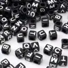 Cuentas cuadradas de letras de 6*6mm acrílico negro y blanco cuentas sueltas material de cuentas hecho a mano accesorios para joyería DIY