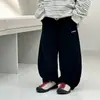 Calça de moletom para meninos, nova coleção primavera/outono 2026, calça esportiva versátil e de corte solto para crianças mais velhas, calça casual para meninos, calça infantil