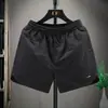 Verão 2026 Novos Shorts Esportivos Masculinos de Secagem Rápida com Comprimento Três Quartos Shorts Casuais Masculinos da Moda Slim Fit