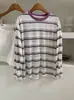 Nova Moda Verão 2026 Camiseta Listrada de Manga Longa para Mulheres, Top Casual de Gola Redonda Duas Cores Slim Fit