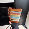 2025 Verano Moda Retro Bolso de Hombro Versátil Moderno Casual Texturizado de Mano Color Contraste Tejido Bolso Balde para Mujer