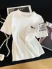 Boutique de marca de moda centro comercial 2026 verano nuevo estilo bordado de perro tejido de punto trenzado manga corta corte ajustado camisa de mujer