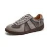Zapatos de entrenamiento vintage alemanes de cuero de vaca de capa superior para mujer, nuevos zapatos deportivos planos para exteriores de otoño 2026, zapatos versátiles casuales Forrest Gump