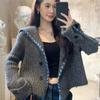 Diseñado con un Cuello Grande, Chaqueta Cardigan Corta para Mujer, Suéter de Punto con Cordón de Manga Larga para Otoño e Invierno 2026 con Botones