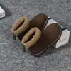 Botas Infantis 2024 Inverno Novo Estilo Sapatos para Meninos Botas Curtas para Meninas Forradas com Dupla Lã de Algodão Botas de Algodão Camurça Solado Macio Estilosas