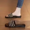 Pantuflas de Verano para Mujer de Moda para Usar al Aire Libre 2026 Moda Nuevo Estilo Tendencia de Verano Correa Única Suela Plana Sandalias de Exterior ins Modernas