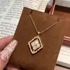 Collar Francés Antiguo de Alta Gama Versátil Rotatorio Doble Cara Trébol de Cuatro Hojas Concha Blanca Diseño de Lujo Ligero Cadena para Clavícula