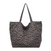Bolso tote moderno y espacioso para mujer, perfecto para la escuela y el trabajo, con diseño de estampado de leopardo, nueva colección otoño/invierno 2026, bolso de hombro casual
