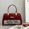 Bolsa de Ombro Transversal Fashion em Couro Genuíno Modelo Novo 2025 para Senhoras de Meia-Idade, Bolsa de Mãe, Bolsa de Mão Elegante Bordada com Strass para Mulheres