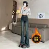 Jeans cinza-cimento com forro de fleece, micro-flare, feminino, novo inverno 2024, cintura alta, emagrecedor, elástico, calça boca de sino