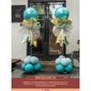La atmósfera en la puerta de la ceremonia de inauguración de la gran y auspiciosa cesta de flores está decorada con globos y columnas.. La escena de la celebración del aniversario del centro comercial.