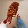 Couro Macio! Chinelos Femininos 2026 Novo Estilo Casual de Férias Marrom Bico Quadrado Couro Fosco Slip-on Sandálias de Uma Tira
