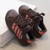 2026 Nuevo Estilo Principios de Otoño Zapatos para Niñas Superficie de Cuero Zapatos de Entrenamiento Alemanes Zapatos Deportivos para Niños Suela Suave Marca de Moda Zapatos de Tabla Pequeña Niños