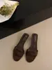 Novas Sandálias de Dedo Vermelhas com Salto Anabela para Mulheres Estilo Verão 2026, Sapatos Versáteis de Salto Alto, Sandálias Elegantes de Uma Tira Estilo Francês