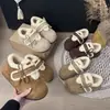 Zapatos de Algodón con Plataforma Peluda y Lazo Bordado de Diseñador Único 2025 Invierno Nuevos Versátiles para el Día a Día Estilo Birkenstock