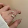 Anillo ajustable con apertura de perla para mujer, nuevo diseño de nicho de lujo ligero, anillo de dedo de alta calidad, anillo de verano 2024