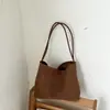 Bolsa de ombro trançada de alta qualidade para mulheres, moderna e versátil, bolsa de axila, bolsa de balde de mão de nicho