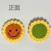 Productos Terminados en Stock Girasol Tejido a Mano Hilo de Girasol Colgante de Simulación Accesorios para Ropa Flor de Tejido Al por Mayor