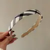 Faixa de Cabelo Xadrez Cor de Café Estilo College Vintage para Meninas, Acessório de Cabelo Faixa High-Top Retrô e Estiloso