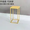 Suporte de ferro forjado com estrutura geométrica dourada para decoração de casamento, ideal para arranjos florais na recepção.