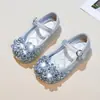 Zapatos de Cristal Versátiles de Moda para Niñas 2026 Primavera/Verano Nuevas Sandalias Infantiles Caladas de Punta Cerrada Zapatos de Suela Suave de Princesa para Niñas