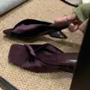 Primer Encuentro Temporada Terciopelo Plisado de Una Tira Punta Cuadrada Sandalias de Cuña Deslizantes para Mujer Estilo Francés de Lujo Ligero Retro Zapatillas de Exterior con Temperamento