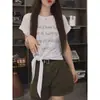 Camiseta Feminina Manga Curta com Amarração Lateral e Hot Fix de Letras Tamanho Plus Size Verão Novidades Escondendo Gordura Roupas de Fora Top para Meninas Gordinhas Solto Emagrecimento