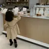 Abrigo de Primavera Nuevo Estilo Británico de Longitud Media Muy Peculiar para Bebés Niñas Rt005