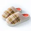 Invierno 2025 Nuevos Zapatos de Confinamiento Cálidos de Felpa Antideslizantes de Suela Gruesa para el Hogar Zapatillas de Algodón Retro a Cuadros para Mujer Otoño
